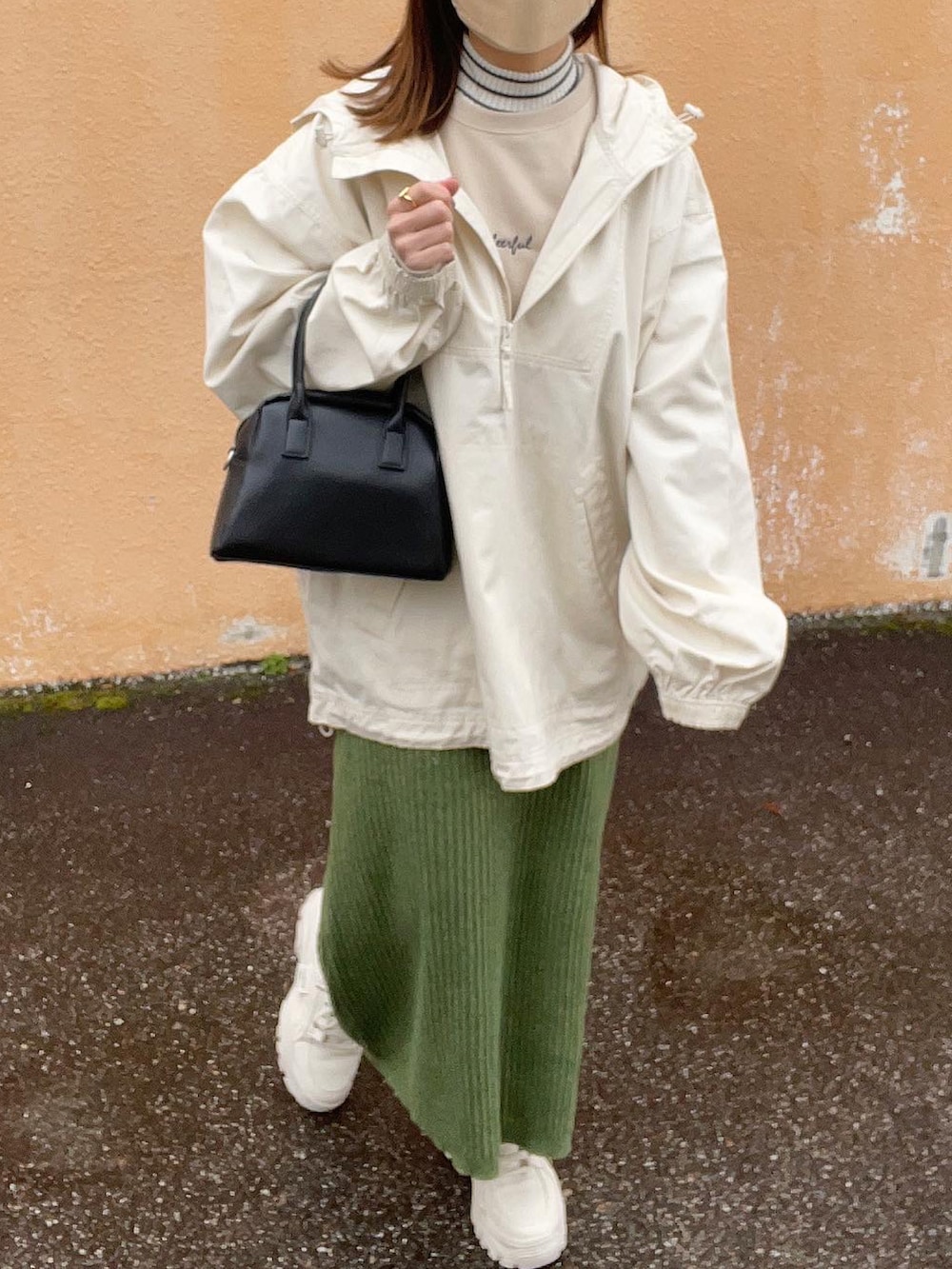 ベージュ系のスウェット、グリーン系のスカート、ホワイト系のニット/セーターを着用したレディースの冬コーディネートの5枚目の写真