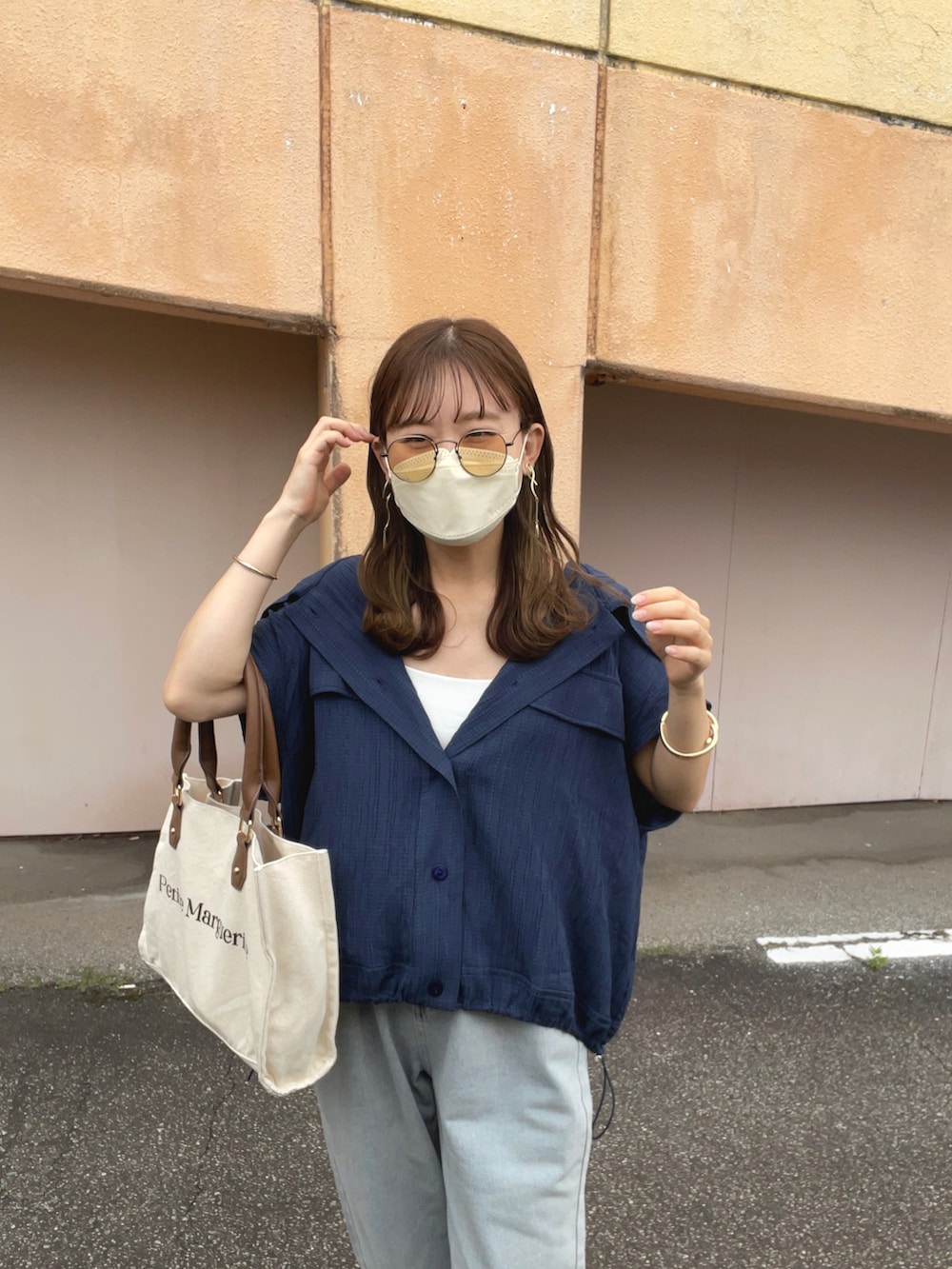 ブルー系のシャツ/ブラウス、ブルー系のデニムパンツ、ホワイト系のトートバッグを着用したレディースの夏コーディネートの4枚目の写真