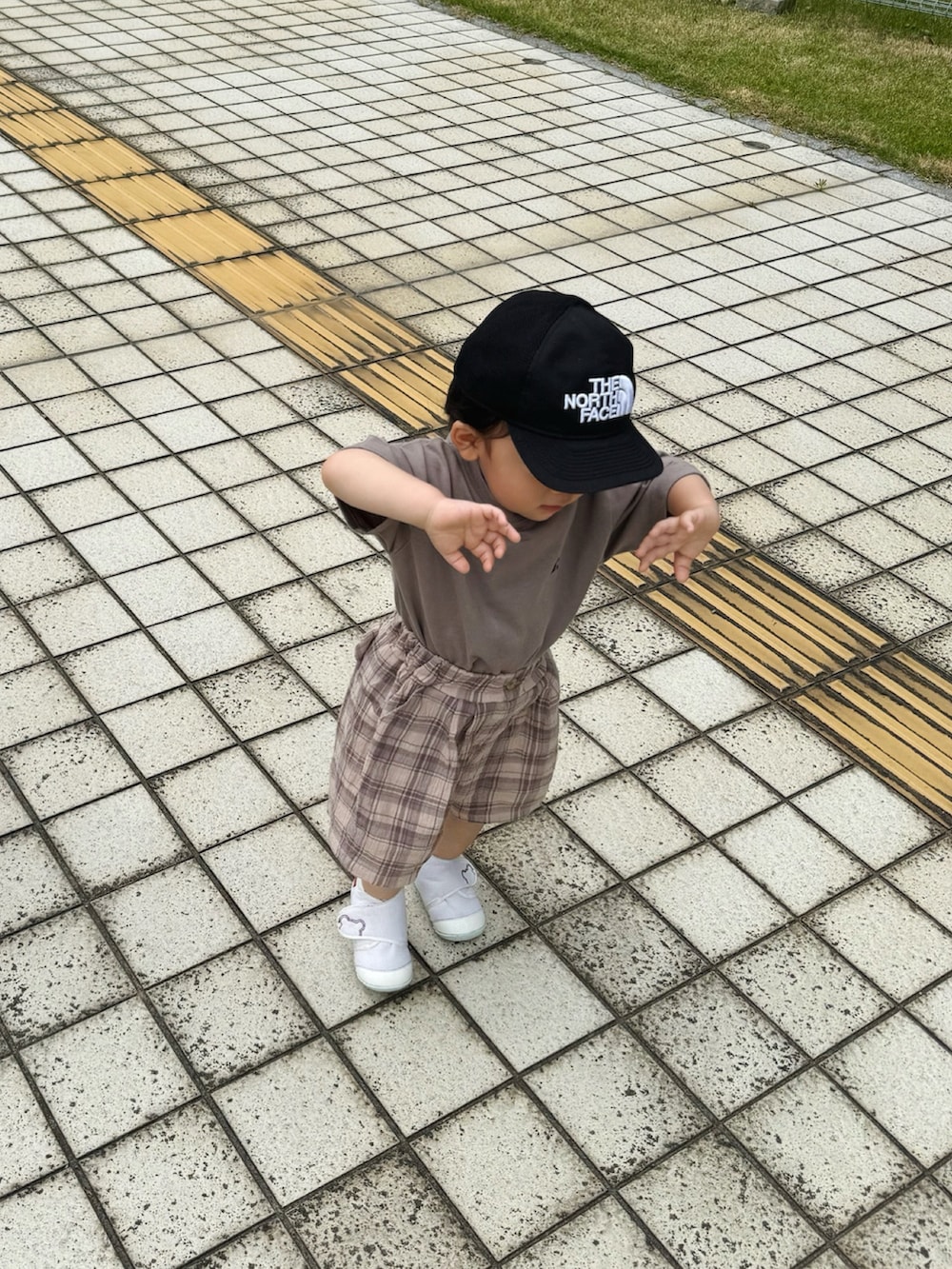 ブラウン系のTシャツ/カットソー、ホワイト系のTシャツ/カットソー、ブラウン系のTシャツ/カットソーを着用したレディースの夏コーディネートの4枚目の写真