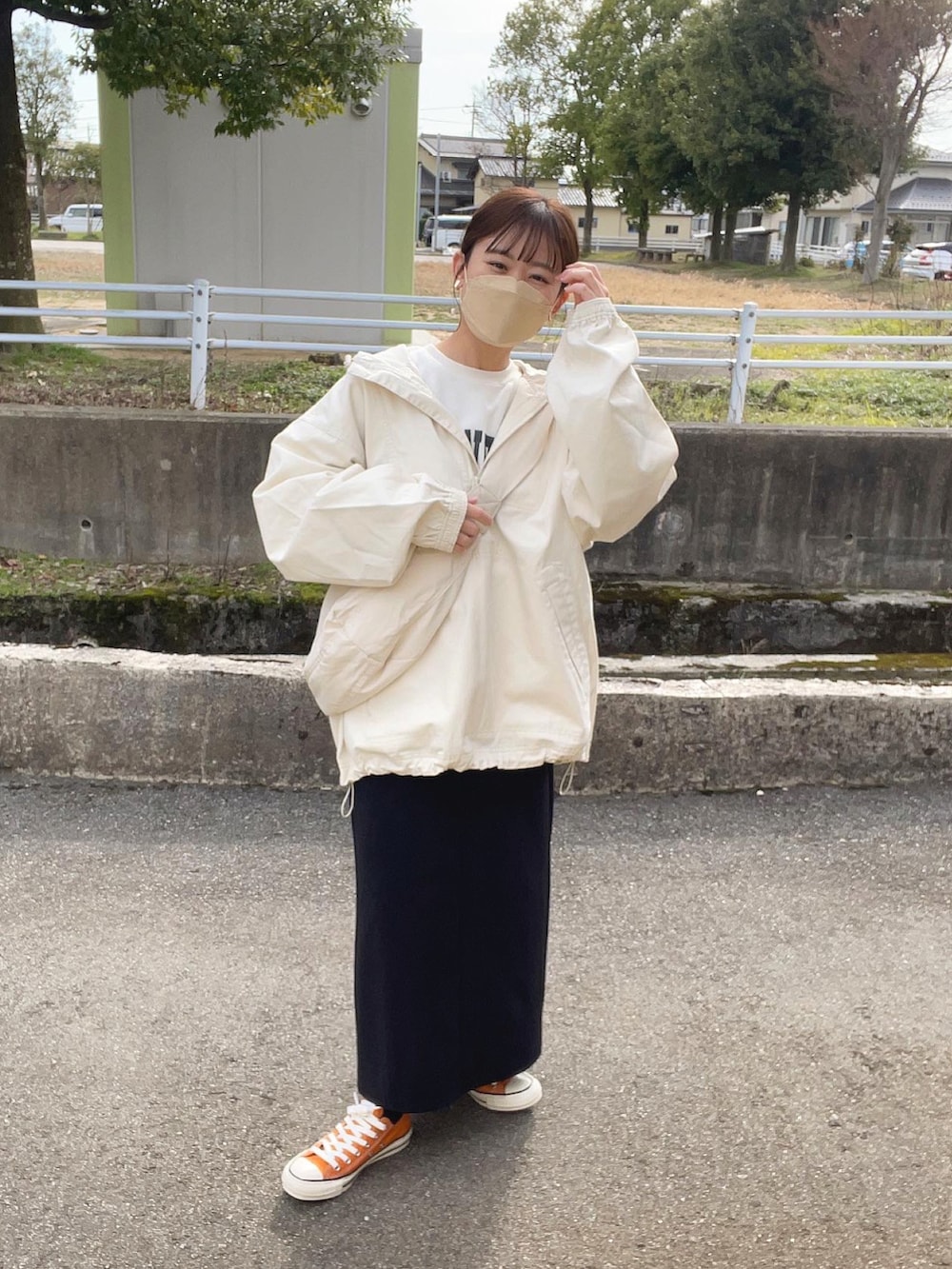 ホワイト系のスウェット、ホワイト系のパーカー、ブラック系のスカートを着用したレディースの春コーディネートの2枚目の写真