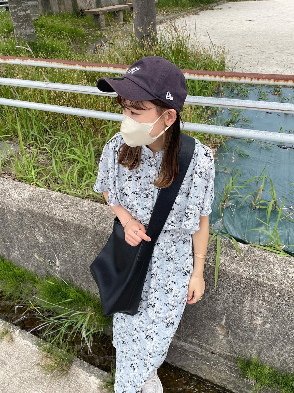 「ワンピース、ショルダーバッグ、初夏コーデ、白スニーカー、キャップ、夏コーデ、シンプルコーデ、花柄ワンピース、休日スタイル、プチプラ、厚底シューズ、きれいめカジュアル、ブルーコーデ、カジュアルガーリー、韓国ファッション」｜「mily biletの【mily bilet】春の大人ガーリー。花柄フレア袖ワンピース（ワンピース、ブルー系）」を使った、chicchimoさん（骨格ナチュラル・レディース・152cm）の夏コーディネートの3枚目の写真
