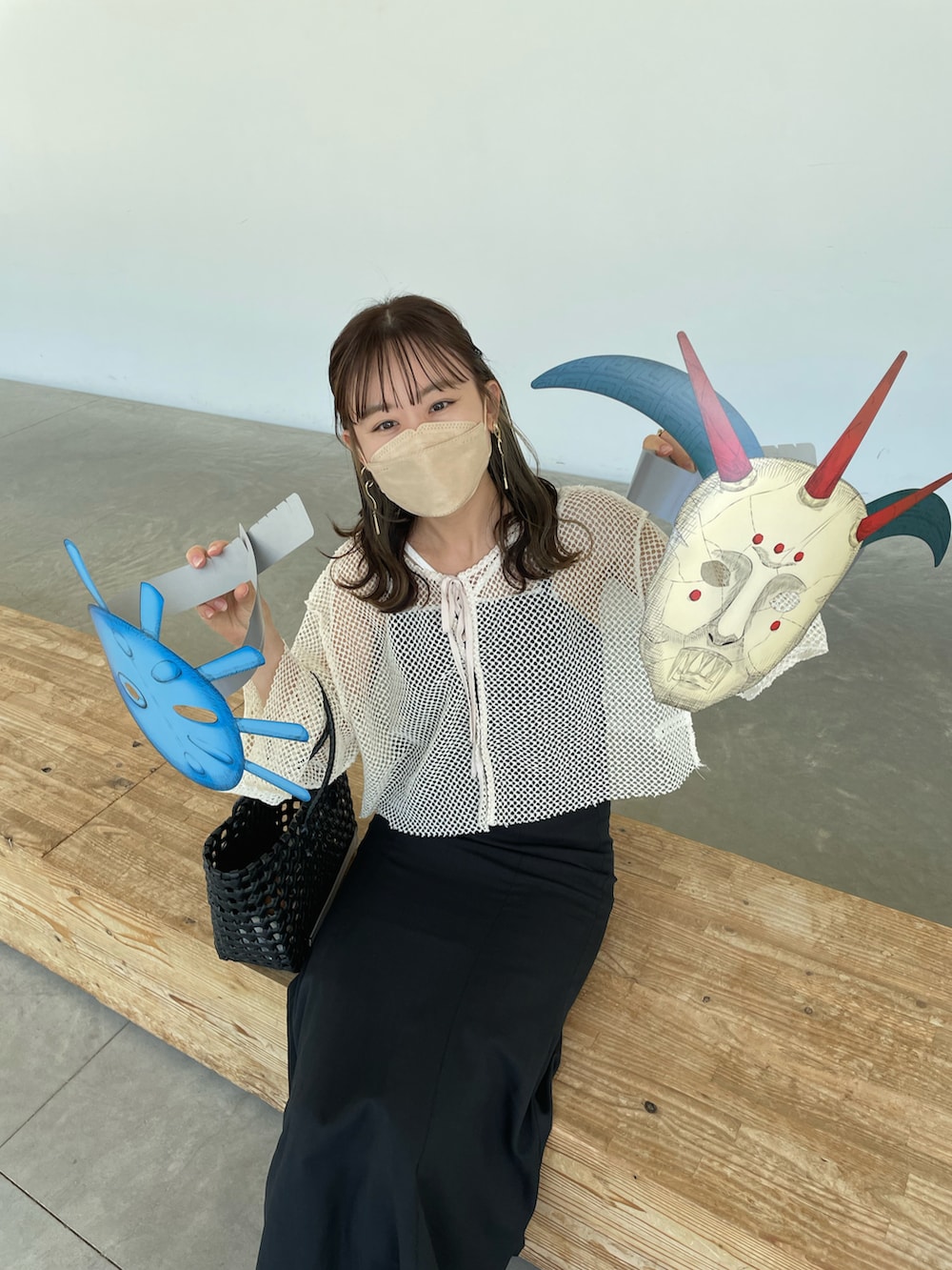 ホワイト系のカーディガン/ボレロ、ブラック系のジャンパースカート、ホワイト系のキャミソールを着用したレディースの春コーディネートの2枚目の写真