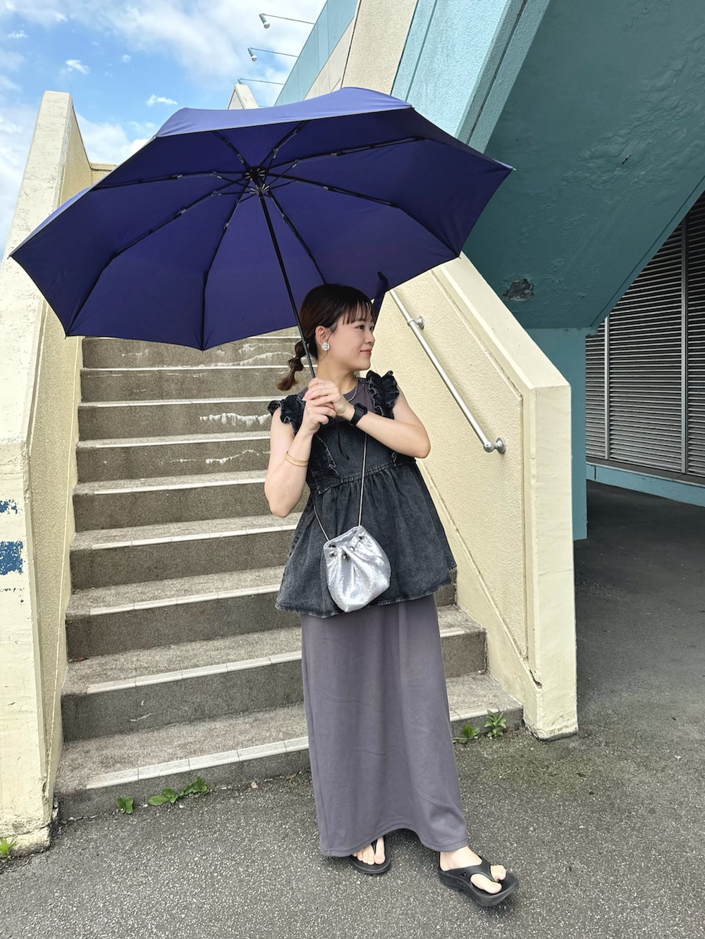 ブラック系のトップス、グレー系のワンピース/ドレス、シルバー系のバッグを着用したレディースの夏コーディネートの4枚目の写真