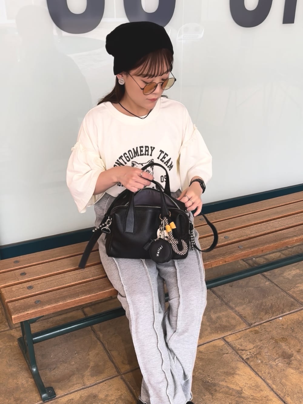 ホワイト系のTシャツ/カットソー、グレー系のスウェットパンツ、ブラック系のボストンバッグを着用したレディースの夏コーディネートの3枚目の写真