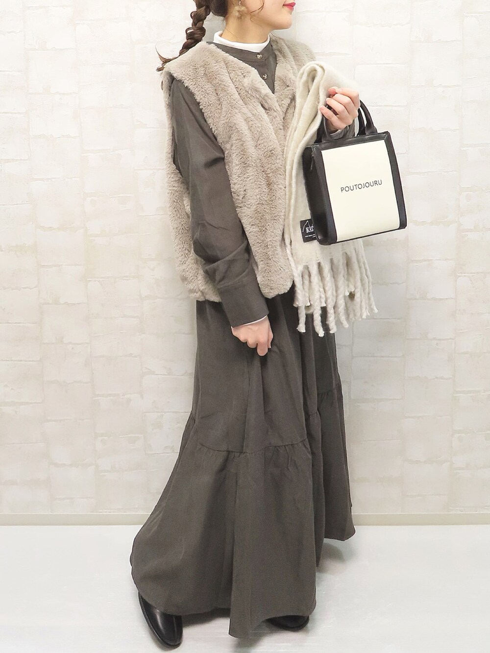 グレー系のシャツワンピース、ホワイト系のTシャツ/カットソー、ベージュ系のその他アウターを着用したレディースの冬コーディネートの4枚目の写真