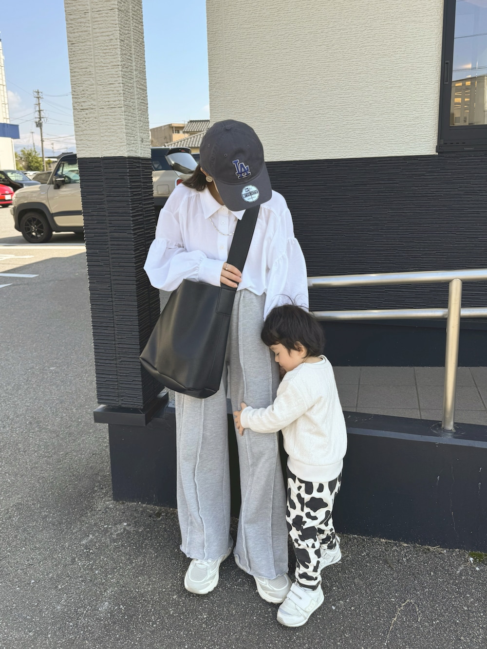 グレー系のスウェットパンツ、ホワイト系のシャツ/ブラウス、ベージュ系のスニーカーを着用したレディースの春コーディネートの4枚目の写真