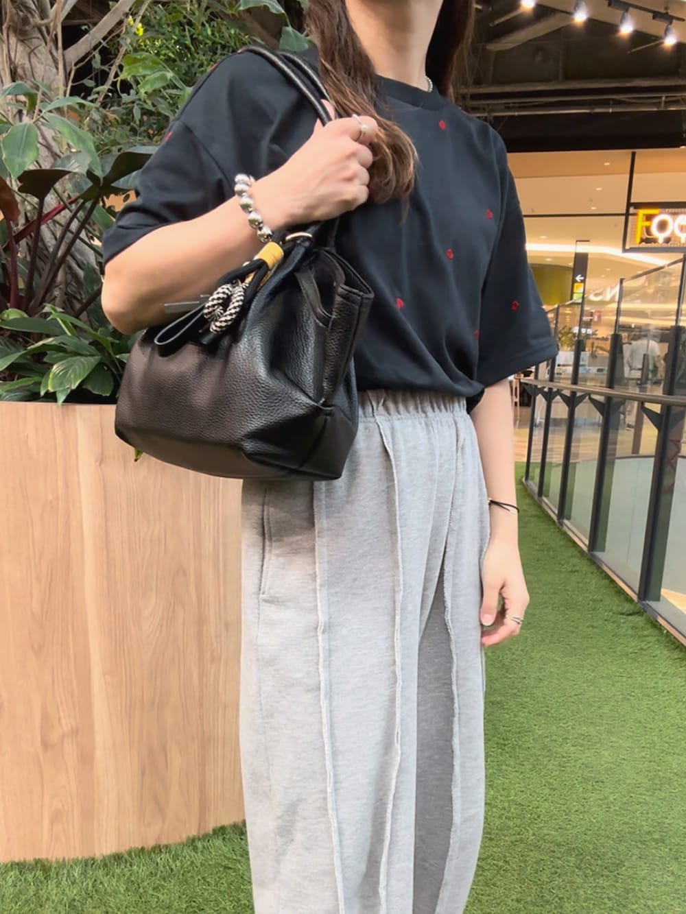 ブルー系のTシャツ/カットソー、グレー系のスウェットパンツ、ブラック系のバッグを着用したレディースの秋コーディネートの3枚目の写真