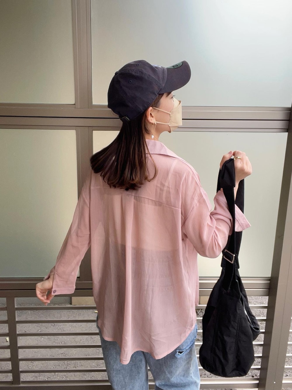 ピンク系のシャツ/ブラウス、ホワイト系のキャミソール、その他のデニムパンツを着用したレディースの春コーディネートの5枚目の写真