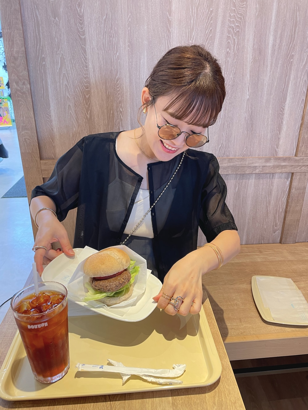 ブラック系のスニーカー、ブラック系のシャツ/ブラウス、ホワイト系のキャミソールを着用したレディースの夏コーディネートの2枚目の写真