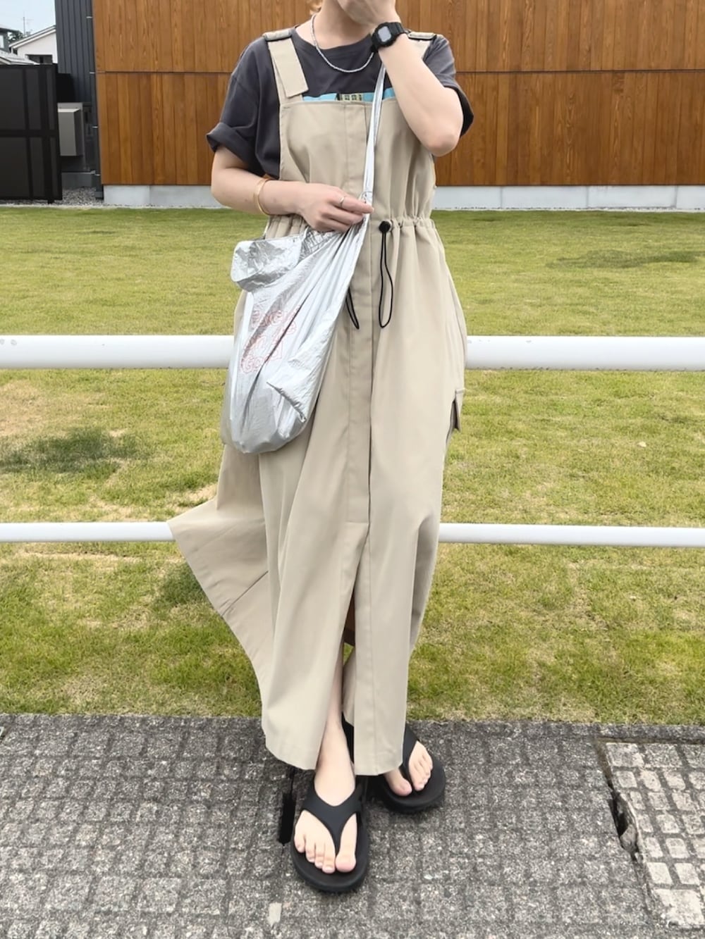 ブラック系のTシャツ/カットソー、ベージュ系のワンピース/ドレス、シルバー系のトートバッグを着用したレディースの夏コーディネートの2枚目の写真