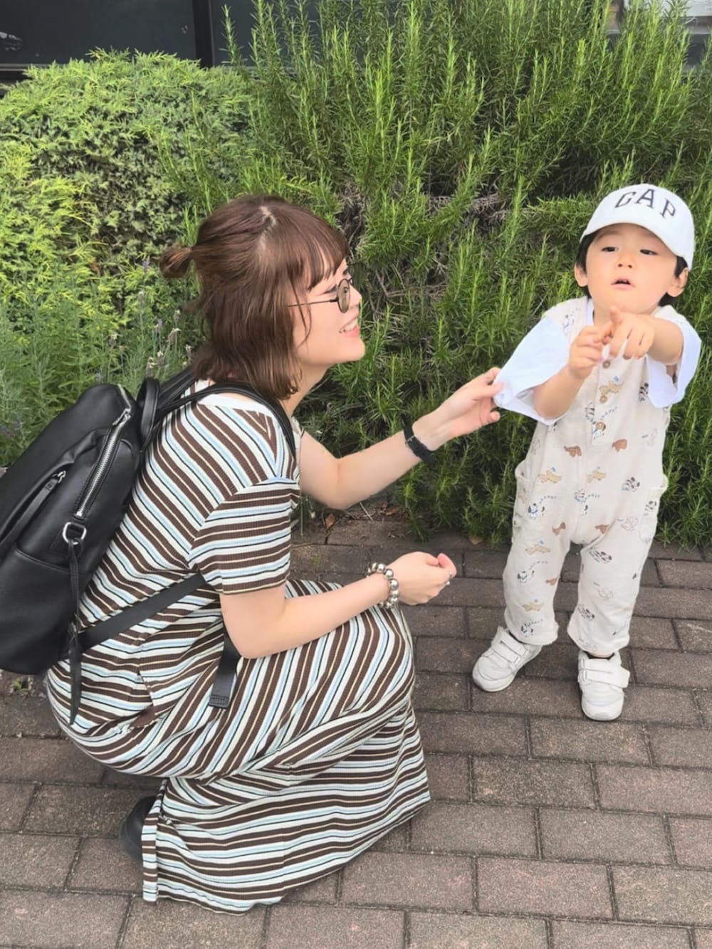 ブラウン系のワンピース、ブラック系のバックパック/リュックを着用したレディースの夏コーディネートの3枚目の写真