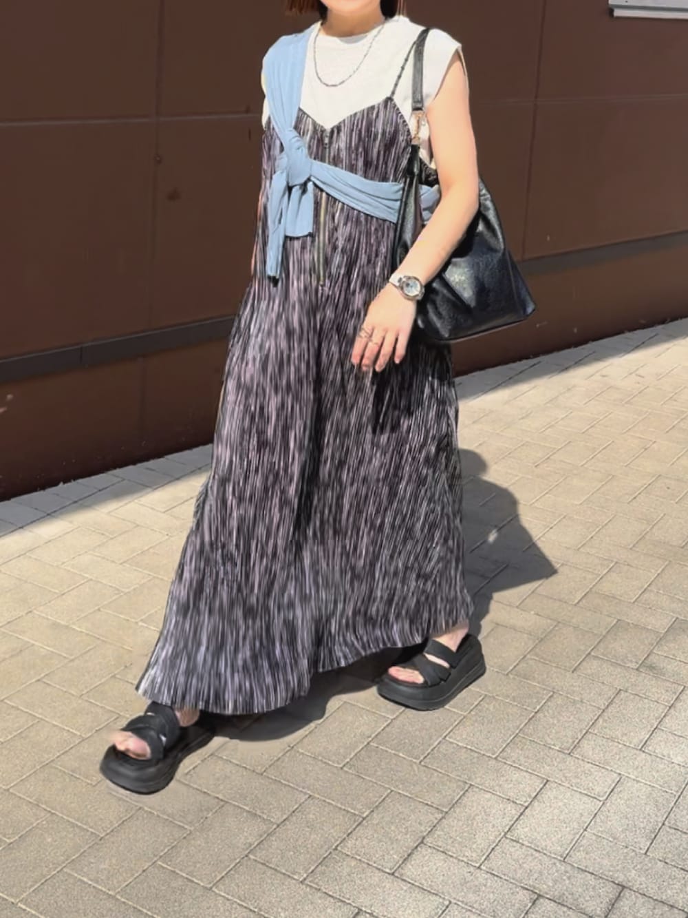 ブルー系のカーディガン/ボレロ、ブラック系のワンピース、ブラック系のバッグを着用したレディースの夏コーディネートの3枚目の写真