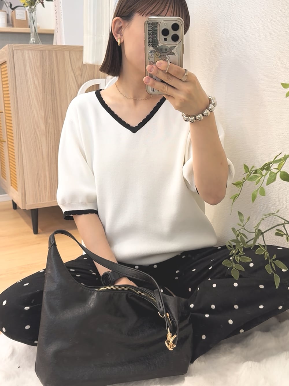 ホワイト系のTシャツ/カットソー、ブラック系のデニムパンツ、ブラック系のバッグを着用したレディースの夏コーディネートの3枚目の写真
