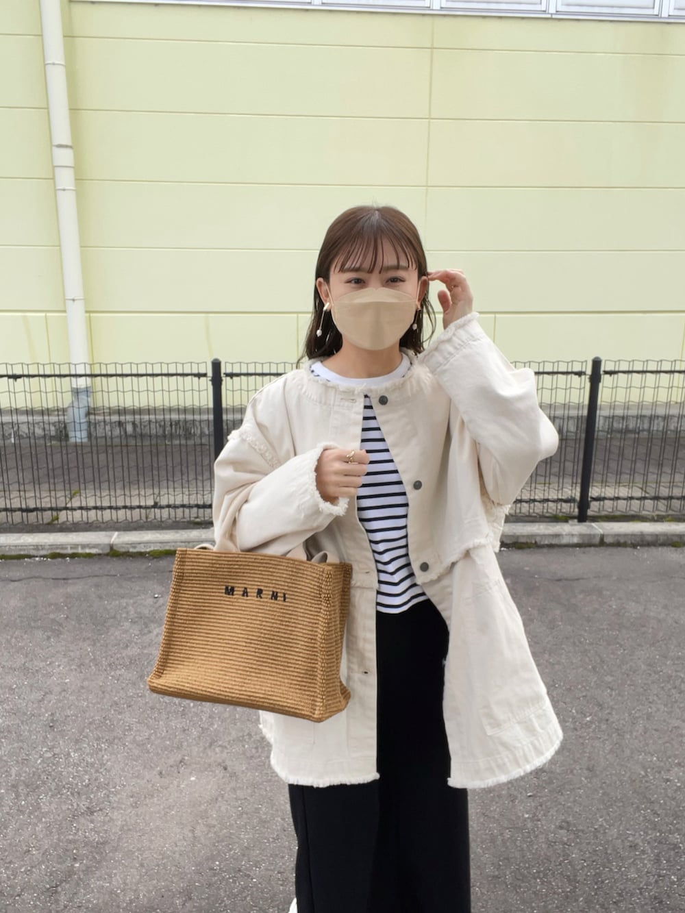 「ボーダー、デニムジャケット、休日スタイル、白スニーカー、きれいめカジュアル、春コーデ、春服みてみて、シンプルコーデ、大人カジュアル、韓国ファッション、プチプラコーデ、デニム、春カラー、スニーカーコーデ、ホワイト」｜「select MOCAの2023 SS 2wayデニムジャケット（デニムジャケット、ホワイト系）」を使った、chicchimoさん（骨格ナチュラル・レディース・152cm）の春コーディネートの2枚目の写真