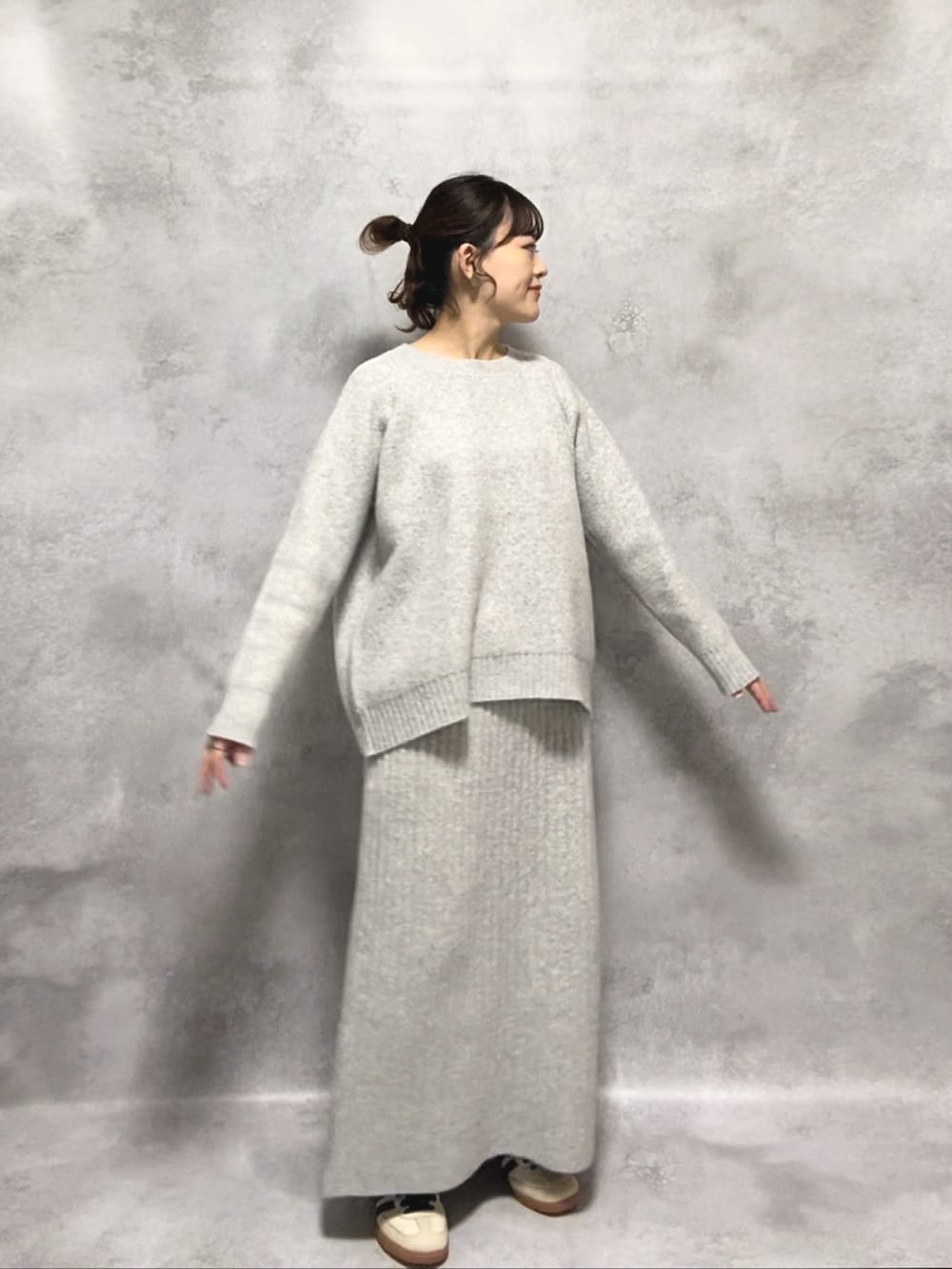 グレー系のワンピース、ブルー系のデニムジャケット、ホワイト系のショルダーバッグを着用したレディースの秋コーディネートの2枚目の写真