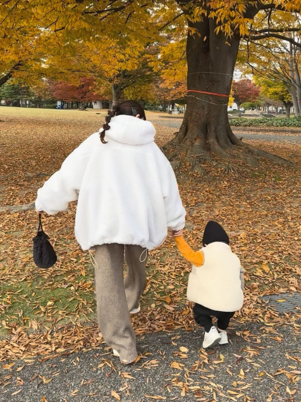 ホワイト系のブルゾン、ブラウン系のその他パンツ、ホワイト系のニット/セーターを着用したレディースの冬コーディネートの3枚目の写真