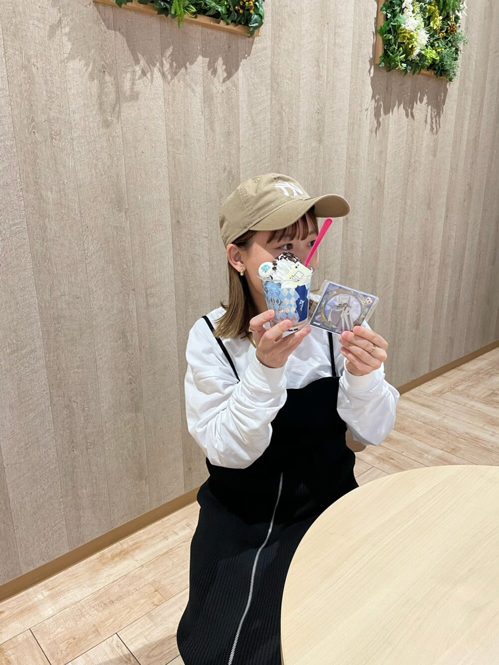 ホワイト系のTシャツ/カットソー、ブラック系のスカート、ブラック系のその他トップスを着用したレディースの春コーディネートの2枚目の写真