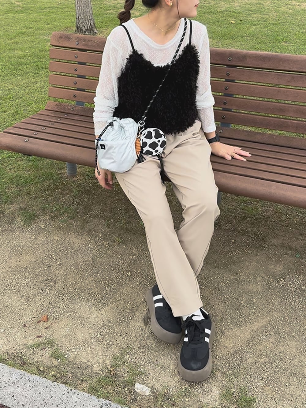 ベージュ系のその他パンツ、ホワイト系のTシャツ/カットソー、ブラック系のトップスを着用したレディースの秋コーディネートの2枚目の写真