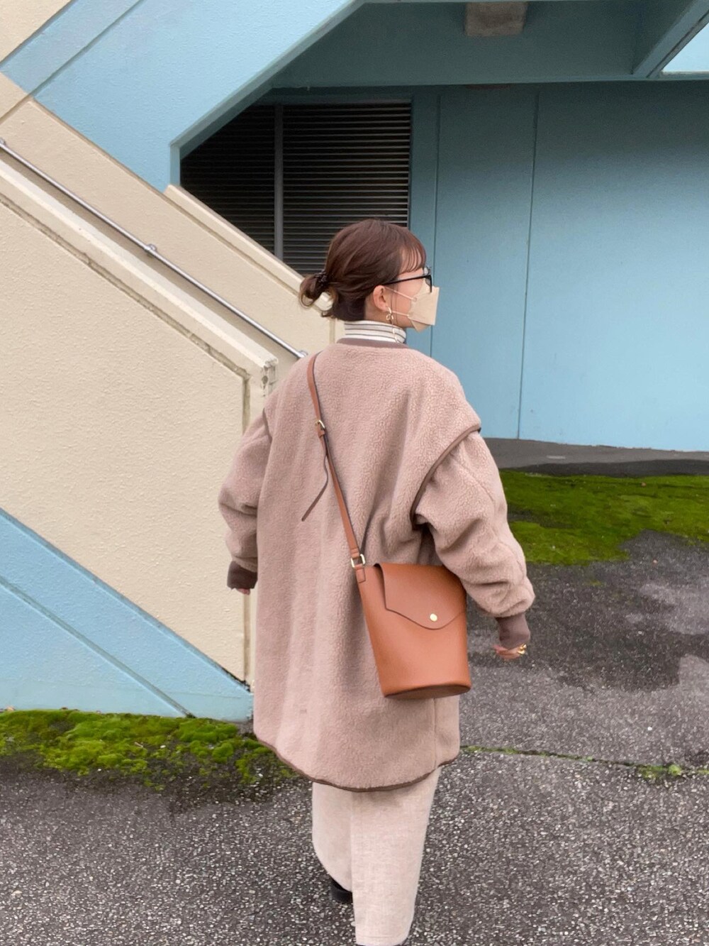 ベージュ系のその他アウター、ホワイト系のニット/セーター、ベージュ系のスカートを着用したレディースの秋コーディネートの3枚目の写真