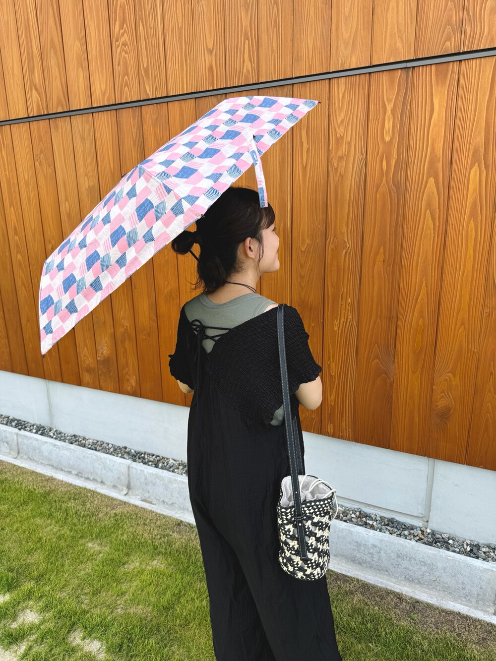 グリーン系のトップス、ブラック系のつなぎ/オールインワン、ブラック系のショルダーバッグを着用したレディースの夏コーディネートの4枚目の写真