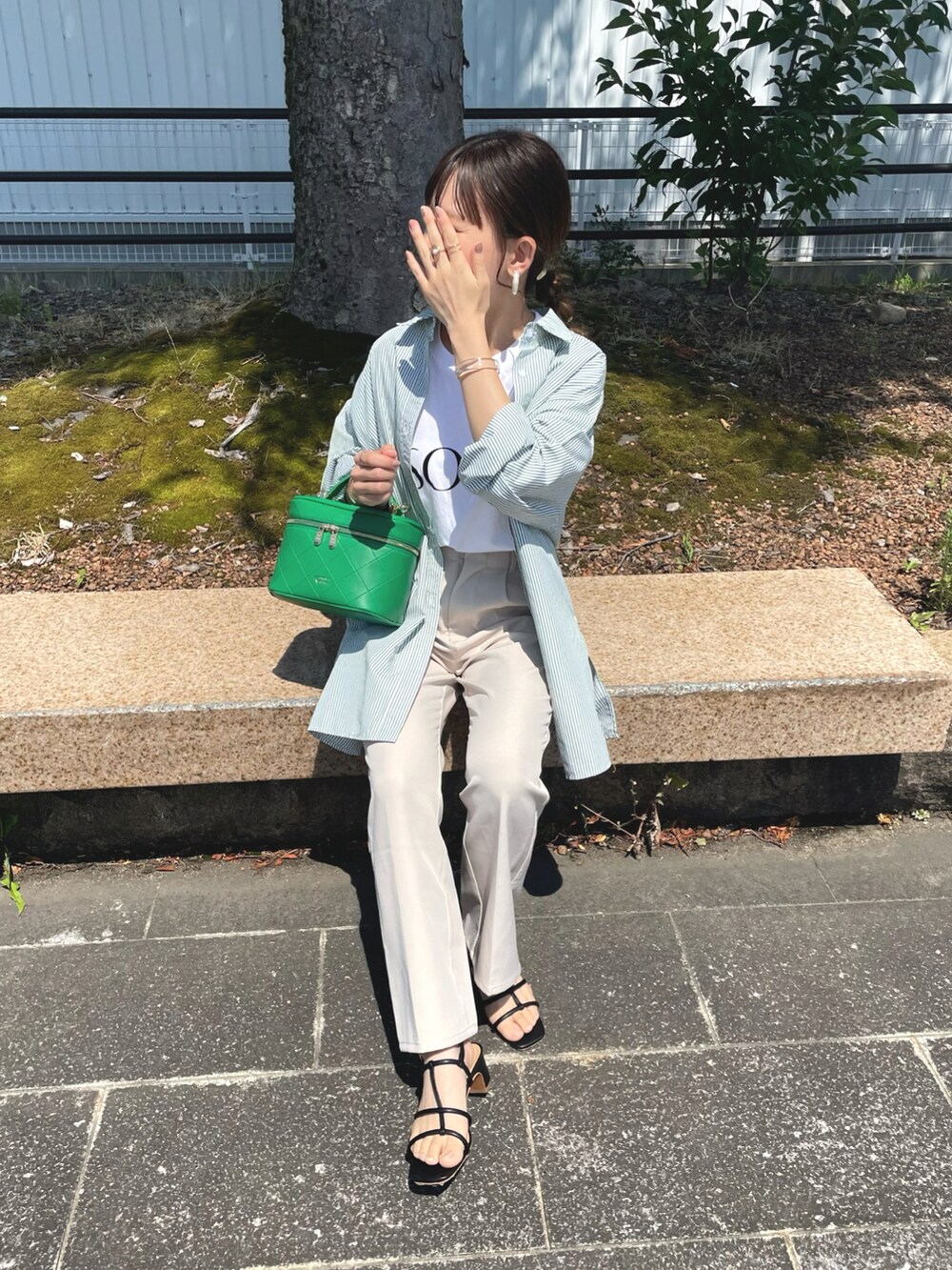 グリーン系のショルダーバッグ、グリーン系のシャツ/ブラウス、ホワイト系のTシャツ/カットソーを着用したレディースの夏コーディネートの2枚目の写真