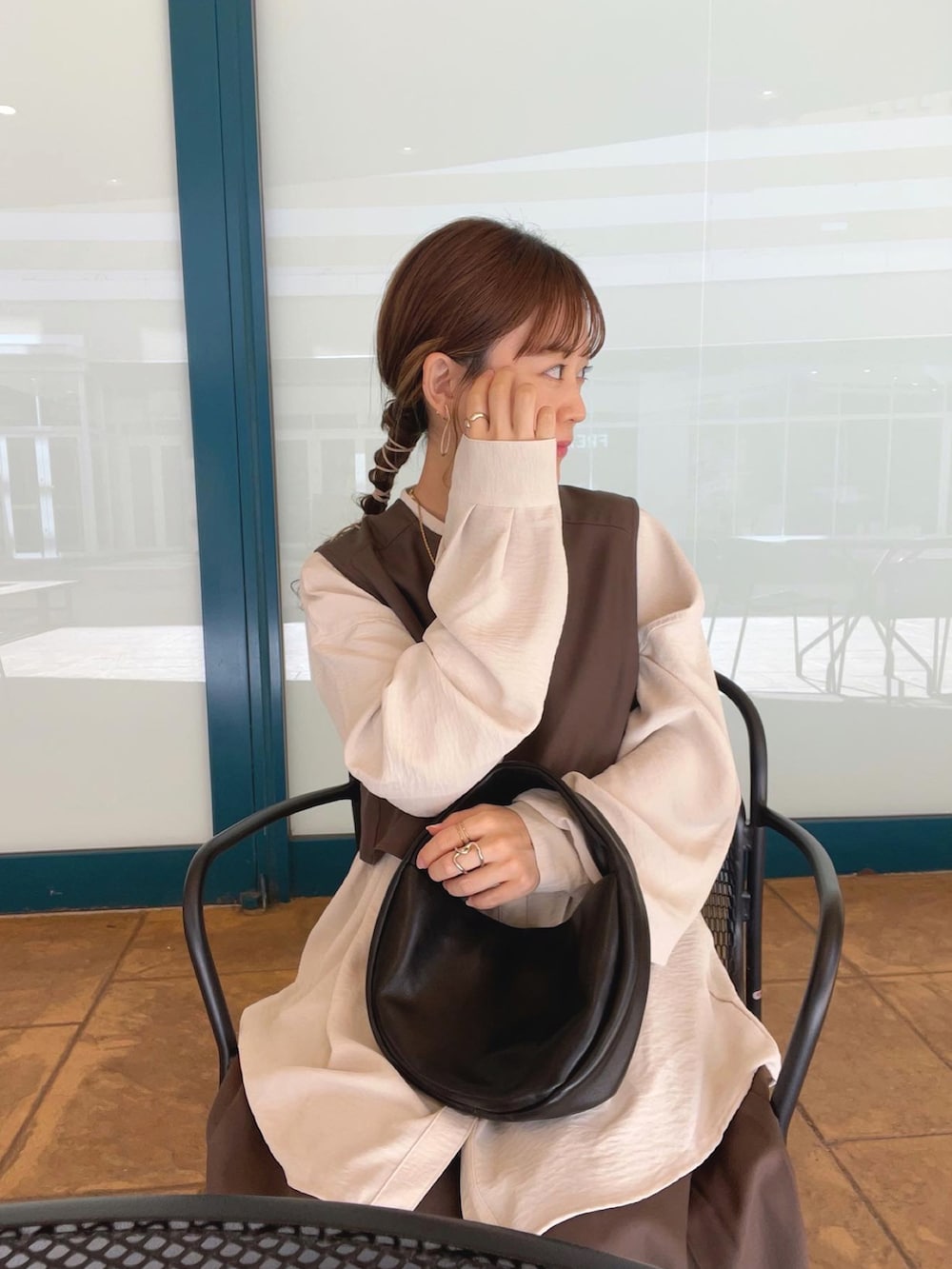 ブラウン系のワンピース、ホワイト系のシャツ/ブラウス、ブラック系のハンドバッグを着用したレディースの秋コーディネートの4枚目の写真