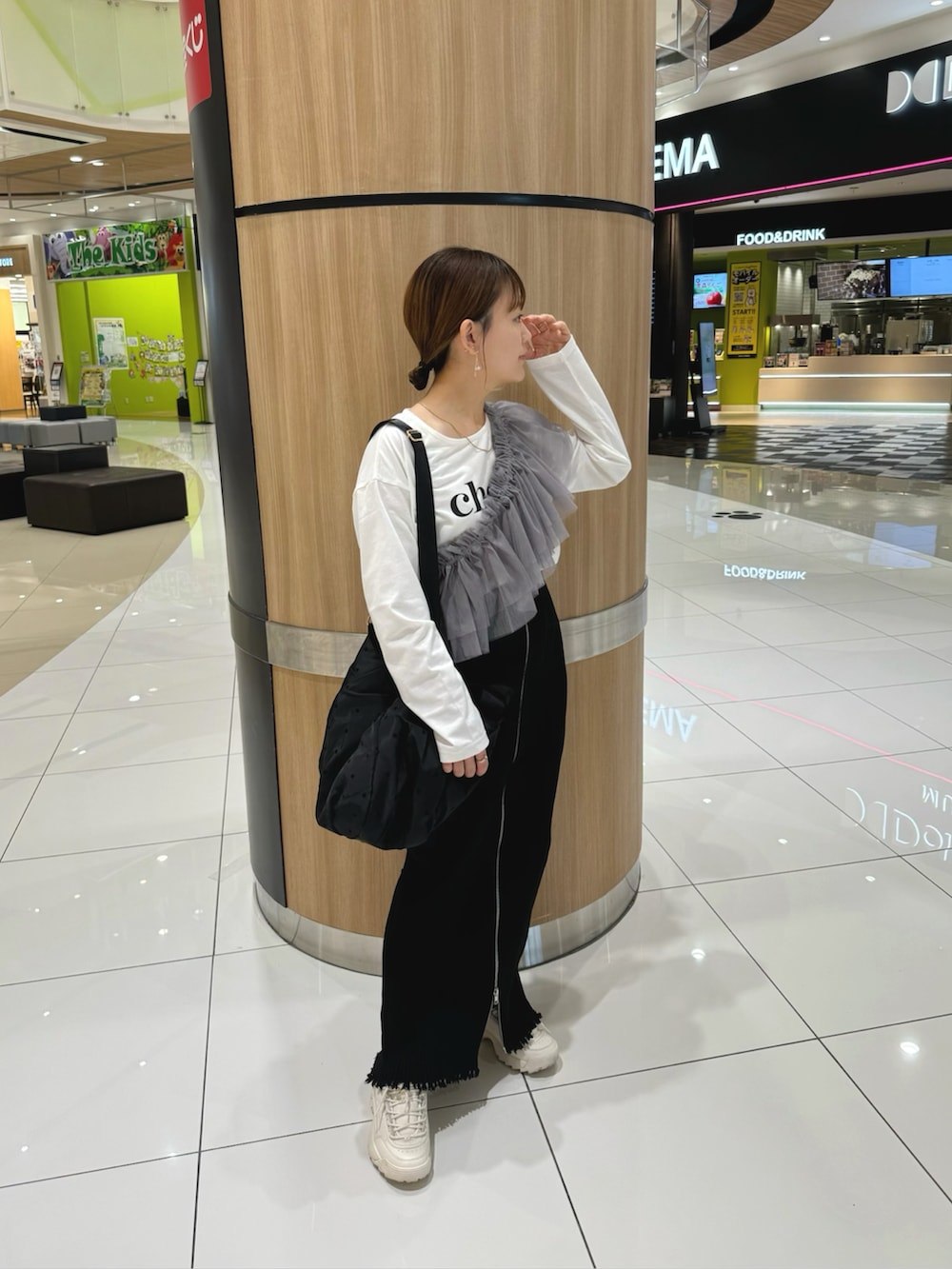 グレー系のその他トップス、グレー系のトップス、ブラック系のスカートを着用したレディースの夏コーディネートの3枚目の写真