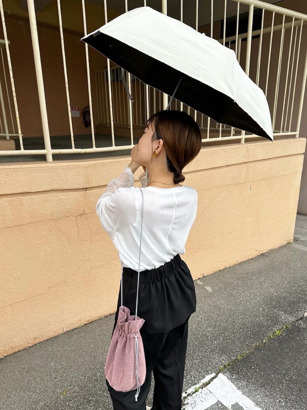 ホワイト系のTシャツ/カットソー、ブラック系のその他パンツ、ホワイト系のシューズを着用したレディースの春コーディネートの2枚目の写真