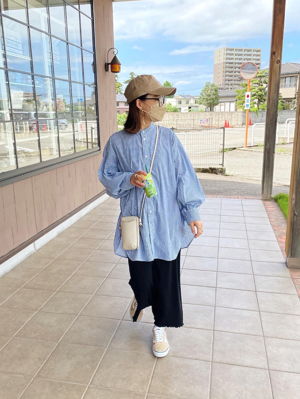「シャツスタイル、SENSE OF PLACE by URBAN RESEAR、ファーベスト、ベスト、レイヤードスタイル、ストライプシャツ、キャップ、カラーコーデ、秋服準備はじめました、休日スタイル、大人カジュアル、韓国ファッション、ショルダーバッグ、プチプラ、古着MIX」|「DISCOATのファーベスト(ベスト、グレー系)」を使った、chicchimoさん(レディース・152cm)の秋コーディネートの2枚目の写真