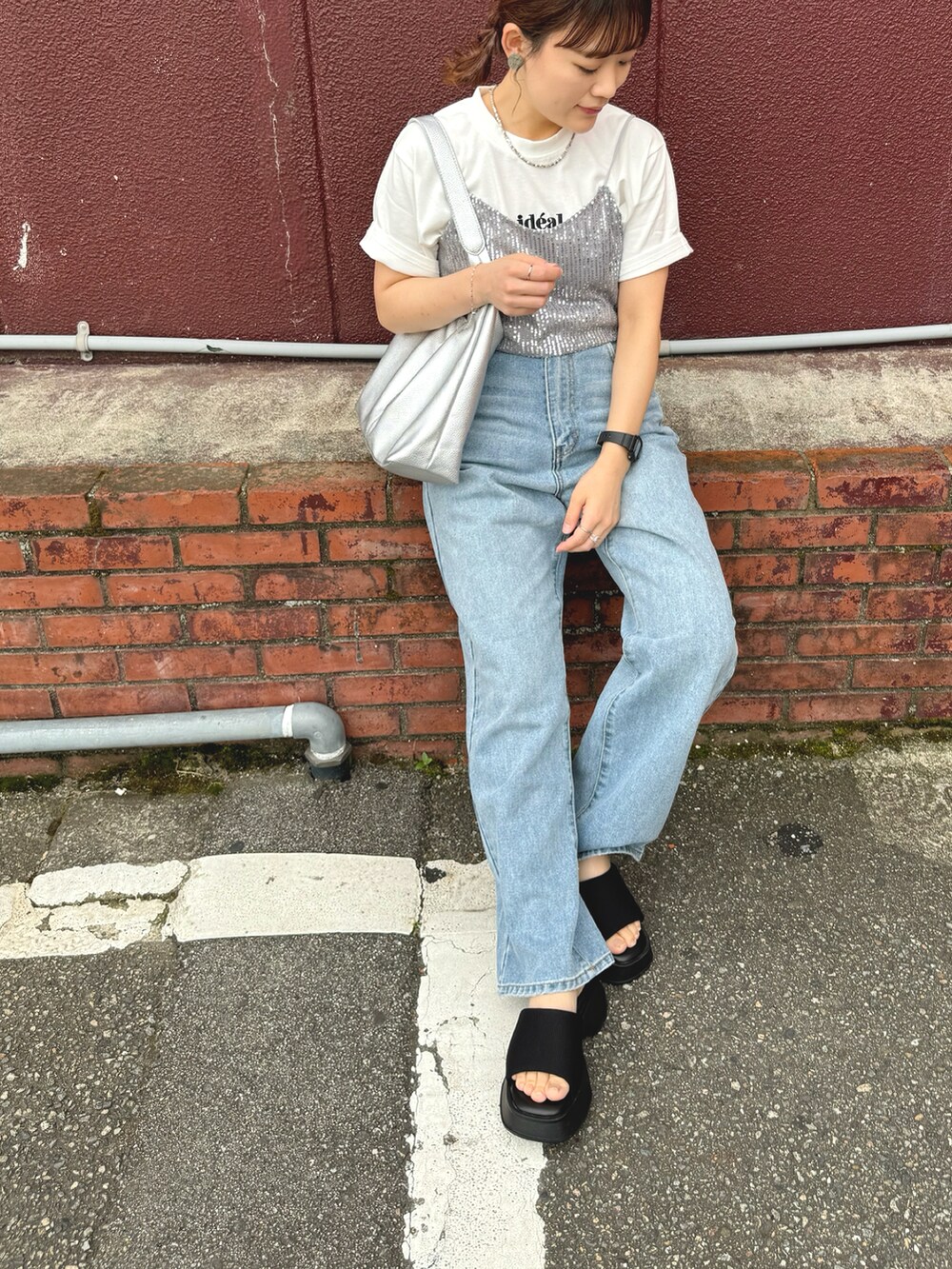 ホワイト系のTシャツ/カットソー、シルバー系のその他トップス、ブルー系のデニムパンツを着用したレディースの夏コーディネートの2枚目の写真