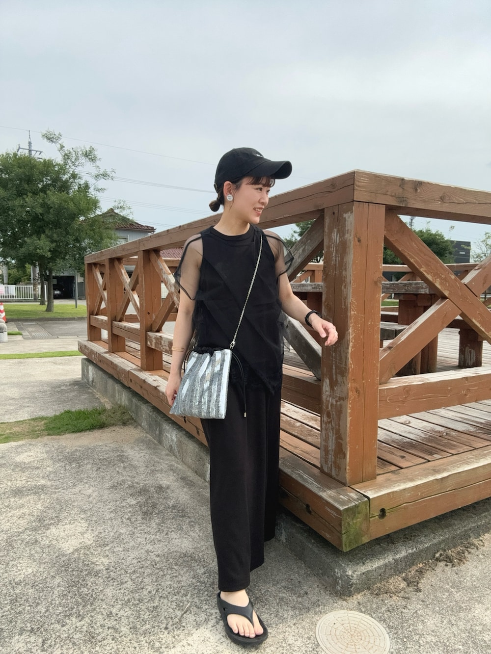 その他のTシャツ/カットソー、ブラック系のワンピース/ドレス、シルバー系のショルダーバッグを着用したレディースの夏コーディネートの2枚目の写真