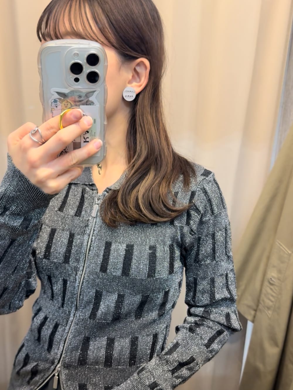 グレー系のカーディガン/ボレロ、グレー系のその他パンツ、ブラック系のショルダーバッグを着用したレディースの冬コーディネートの3枚目の写真