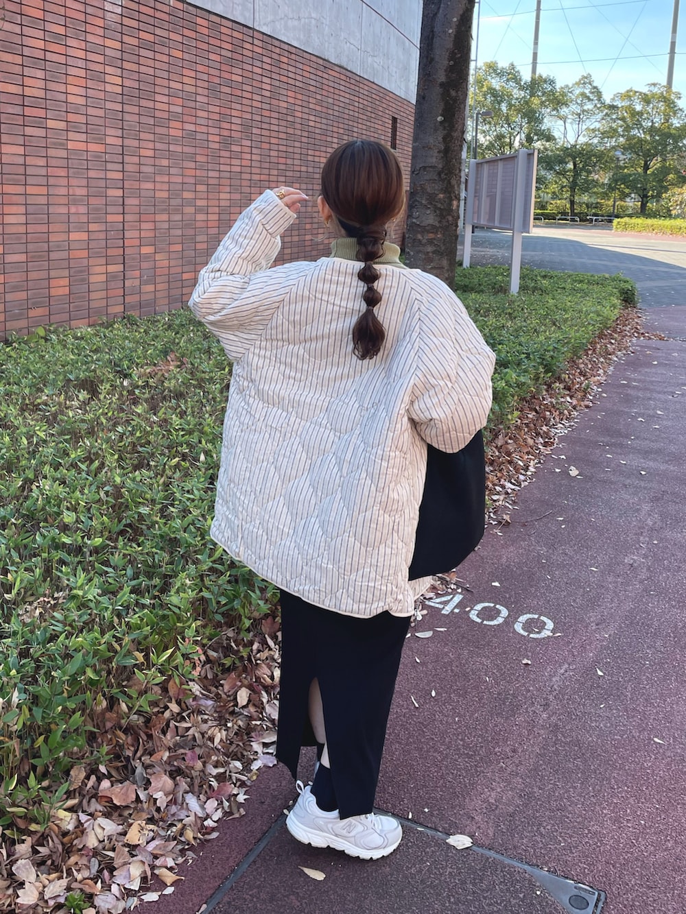 「休日スタイル、冬コーデ、冬アウター、30代コーデ、お出かけコーデ、コート、プチプラ、きれいめカジュアル、ロングスカート、タートルネック、マイベストコーデ2023、クリスマスに着たい服、韓国ファッション、ファッションを楽しもう、キルティングジャケット」｜「Crispのストライプキルティングジャケット[c8R3303]（ノーカラージャケット、ホワイト系）」を使った、chicchimoさん（骨格ナチュラル・レディース・152cm）の冬コーディネートの3枚目の写真