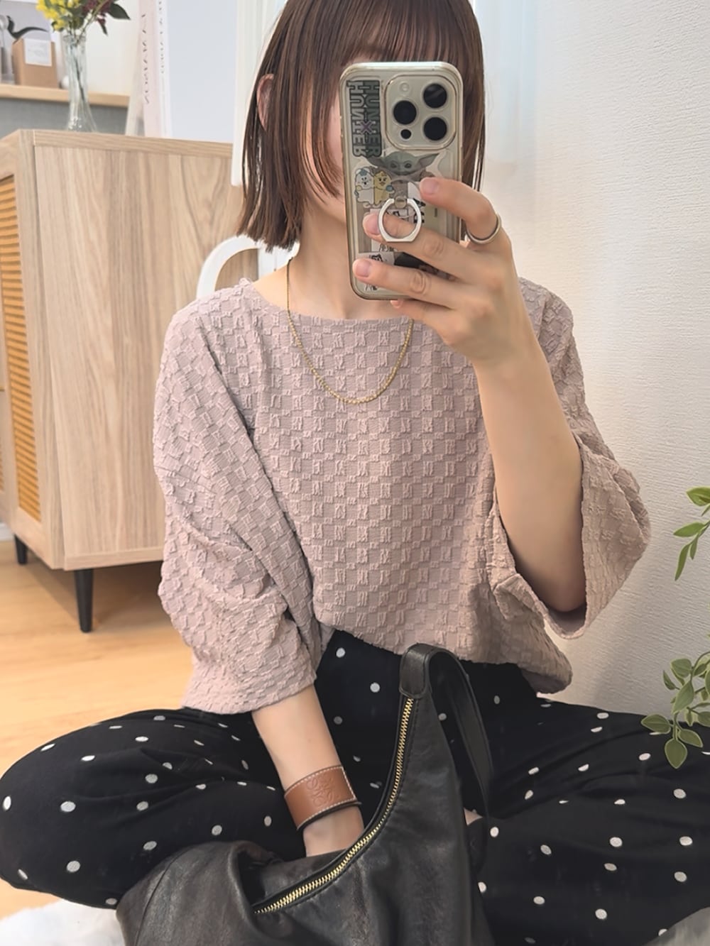 ベージュ系のTシャツ/カットソー、ブルー系のデニムパンツを着用したレディースの夏コーディネートの4枚目の写真