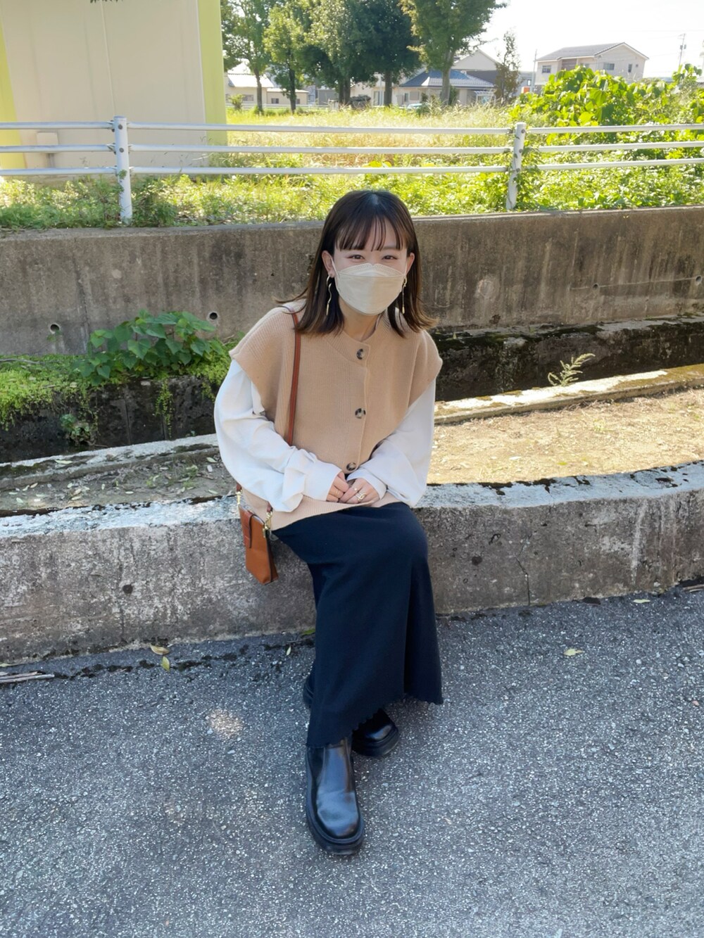 ベージュ系のカーディガン/ボレロ、ホワイト系のシャツ/ブラウス、ブラック系のワンピースを着用したレディースの秋コーディネートの3枚目の写真