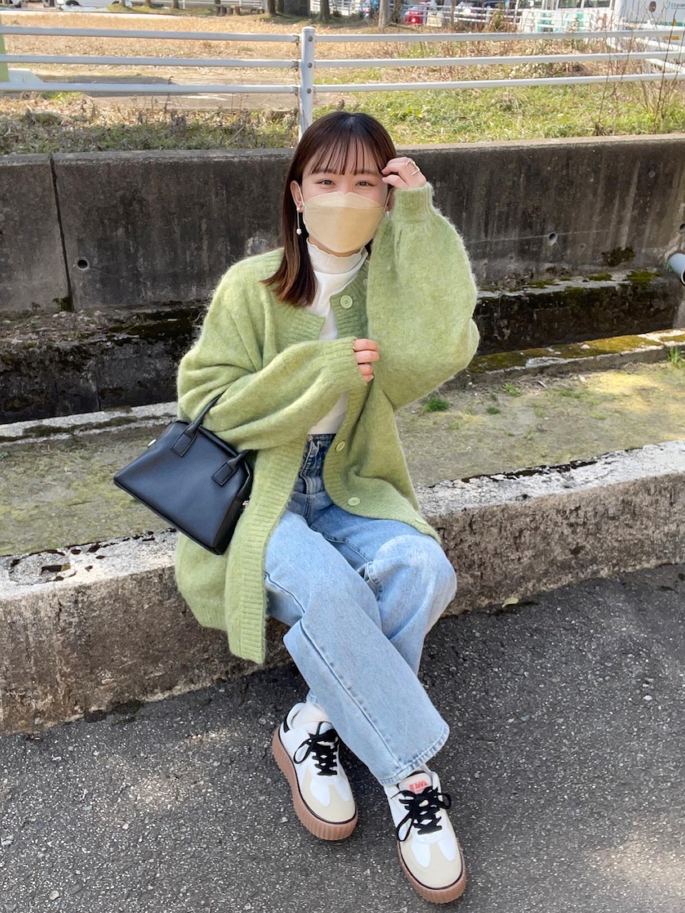 グリーン系のカーディガン/ボレロ、ホワイト系のTシャツ/カットソー、その他のデニムパンツを着用したレディースの春コーディネートの3枚目の写真