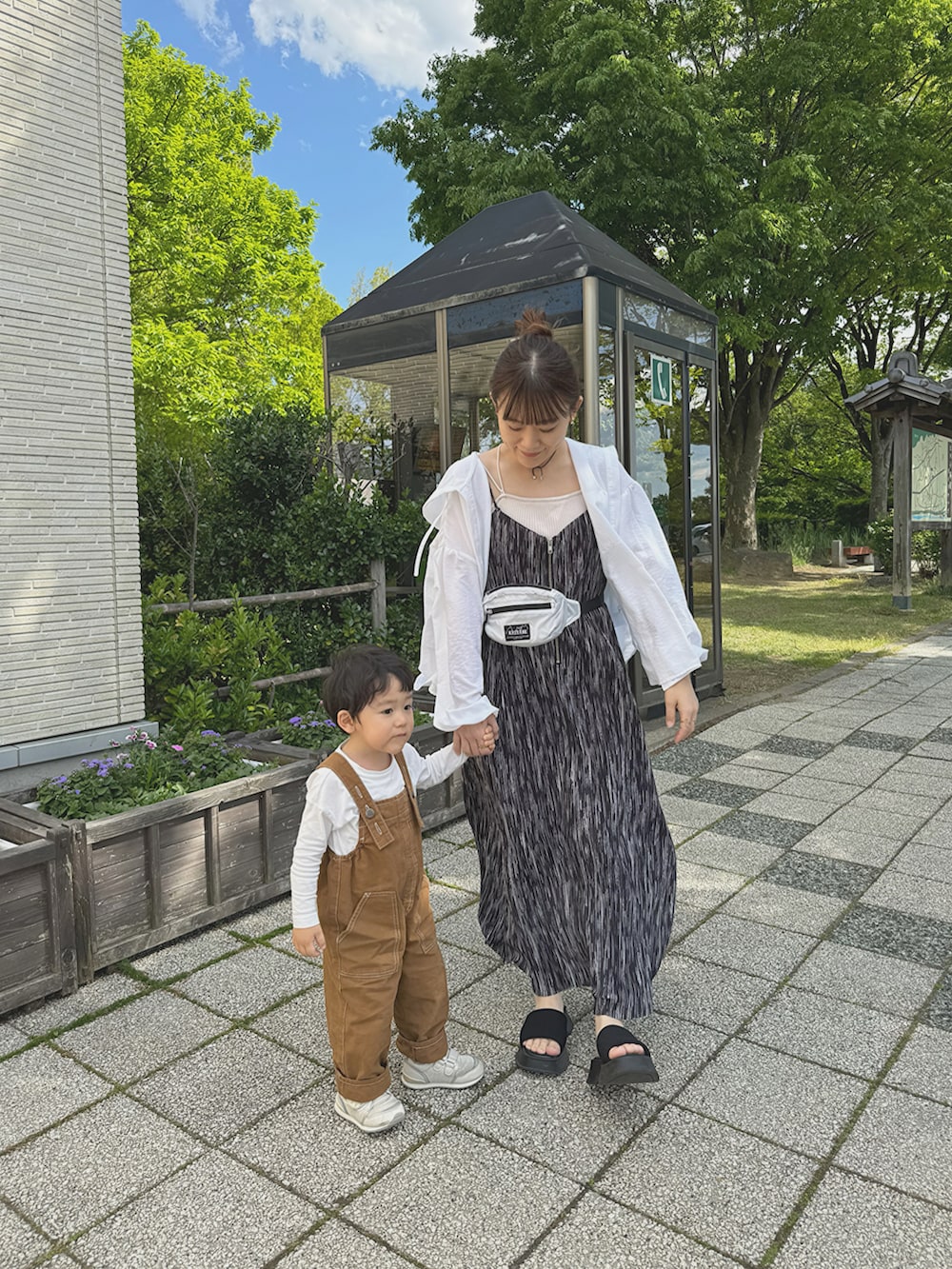 ホワイト系のシャツ/ブラウス、ブラック系のワンピース、ブラック系のサンダルを着用したレディースの夏コーディネートの3枚目の写真