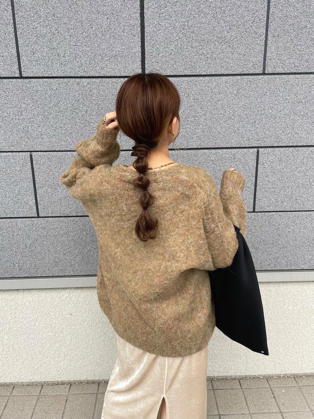 グリーン系のカーディガン/ボレロ、ホワイト系のワンピース、ブラック系のトートバッグを着用したレディースの秋コーディネートの3枚目の写真