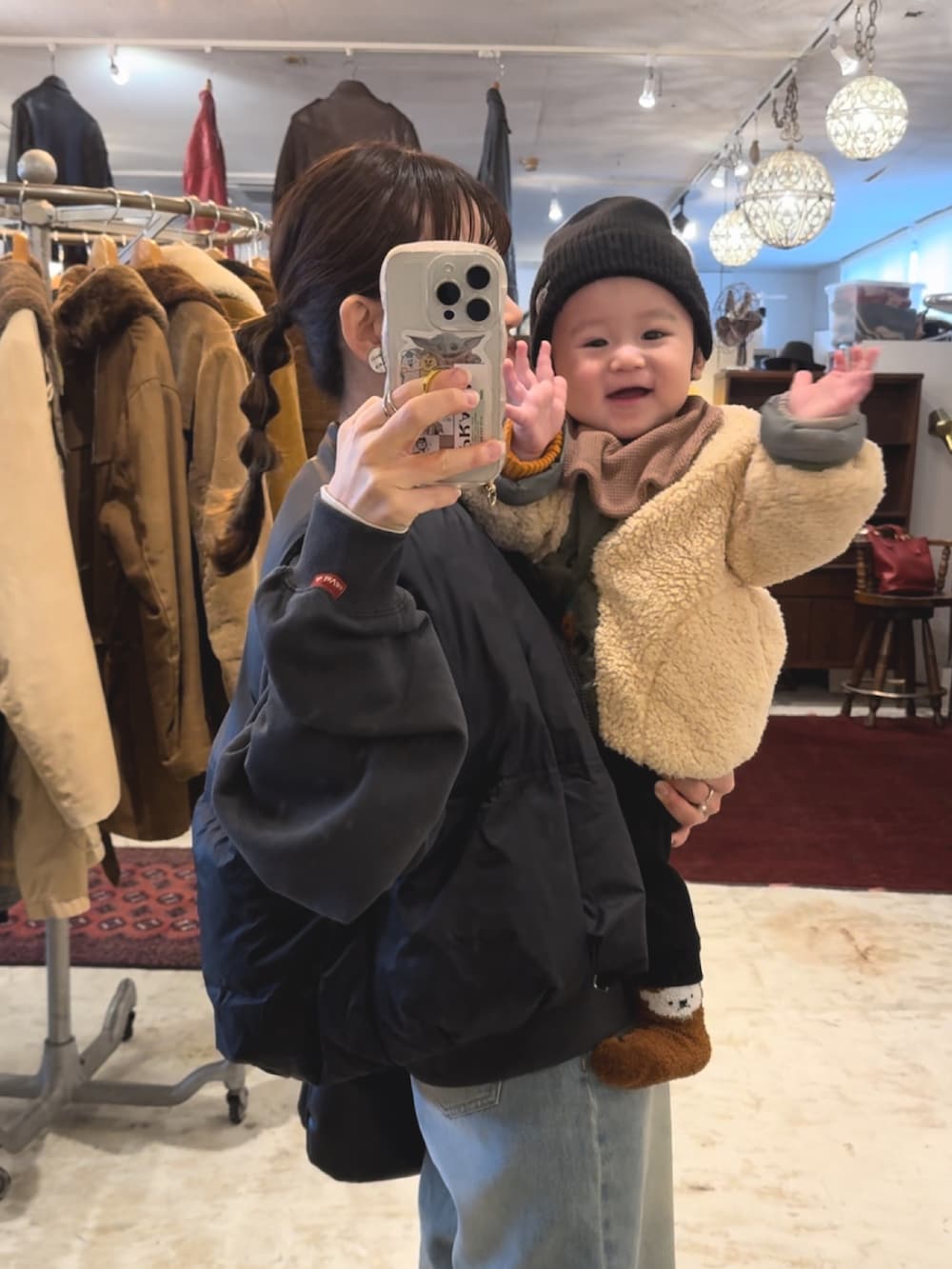 ブラック系のダウンベスト、グレー系のスウェット、ブルー系のデニムパンツを着用したレディースの冬コーディネートの3枚目の写真