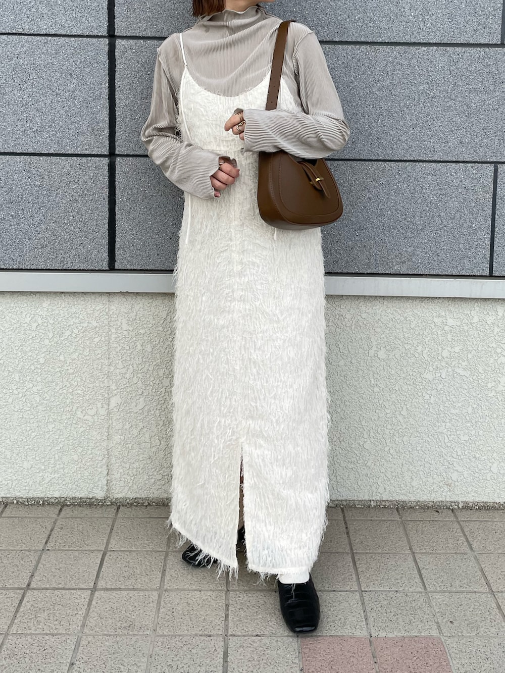 ホワイト系のワンピース、ベージュ系のTシャツ/カットソー、ブラウン系のバッグを着用したレディースの秋コーディネートの5枚目の写真