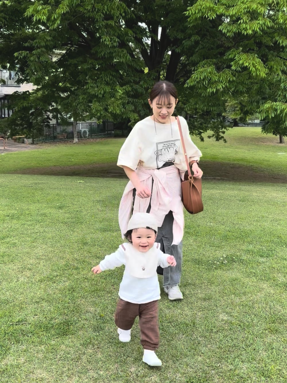「シャツスタイル、ストライプシャツ、レイヤードスタイル、スポーツミックス、デニム、ピンクシャツ、夏コーデ、白Tシャツ、夏だ！Tシャツ着よう！、お洒落さんとつながりたい、プチプラ、大人かわいい、ショルダーバッグ、お出かけコーデ、スニーカー」｜「Javaの《JaVaジャバコラボ》”ゆるっ”と着映え。オーガニックコットン混　夏に使える 綿100％前後2wayステッチツアーロゴ刺繍シンプル半袖Tシャツ（Tシャツ/カットソー、ホワイト系）」を使った、chicchimoさん（レディース・152cm）の夏コーディネートの4枚目の写真