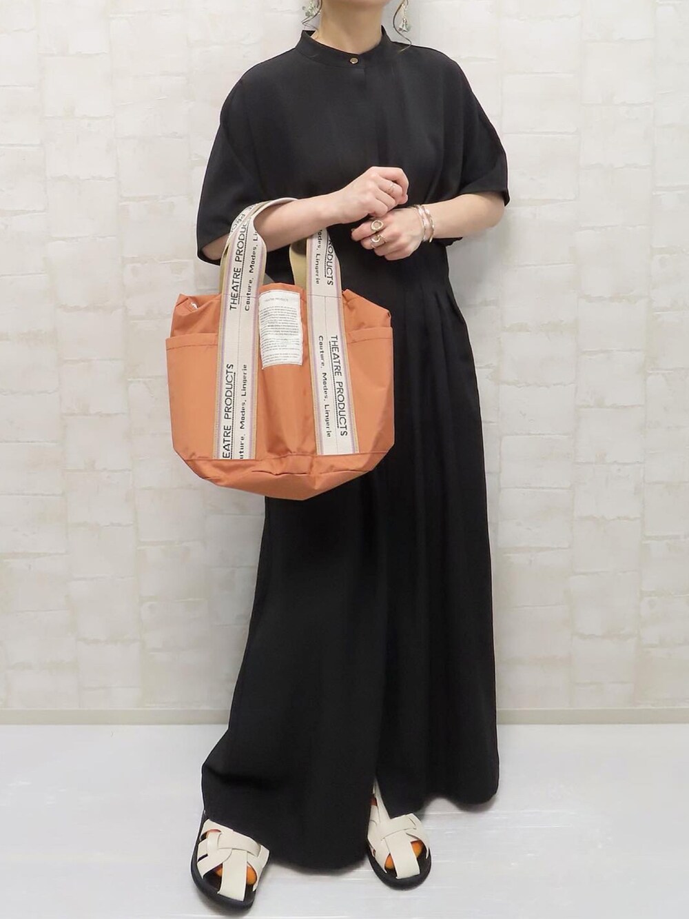 ブラック系のワンピース、オレンジ系のトートバッグ、オレンジ系のソックス/靴下を着用したレディースの夏コーディネートの5枚目の写真