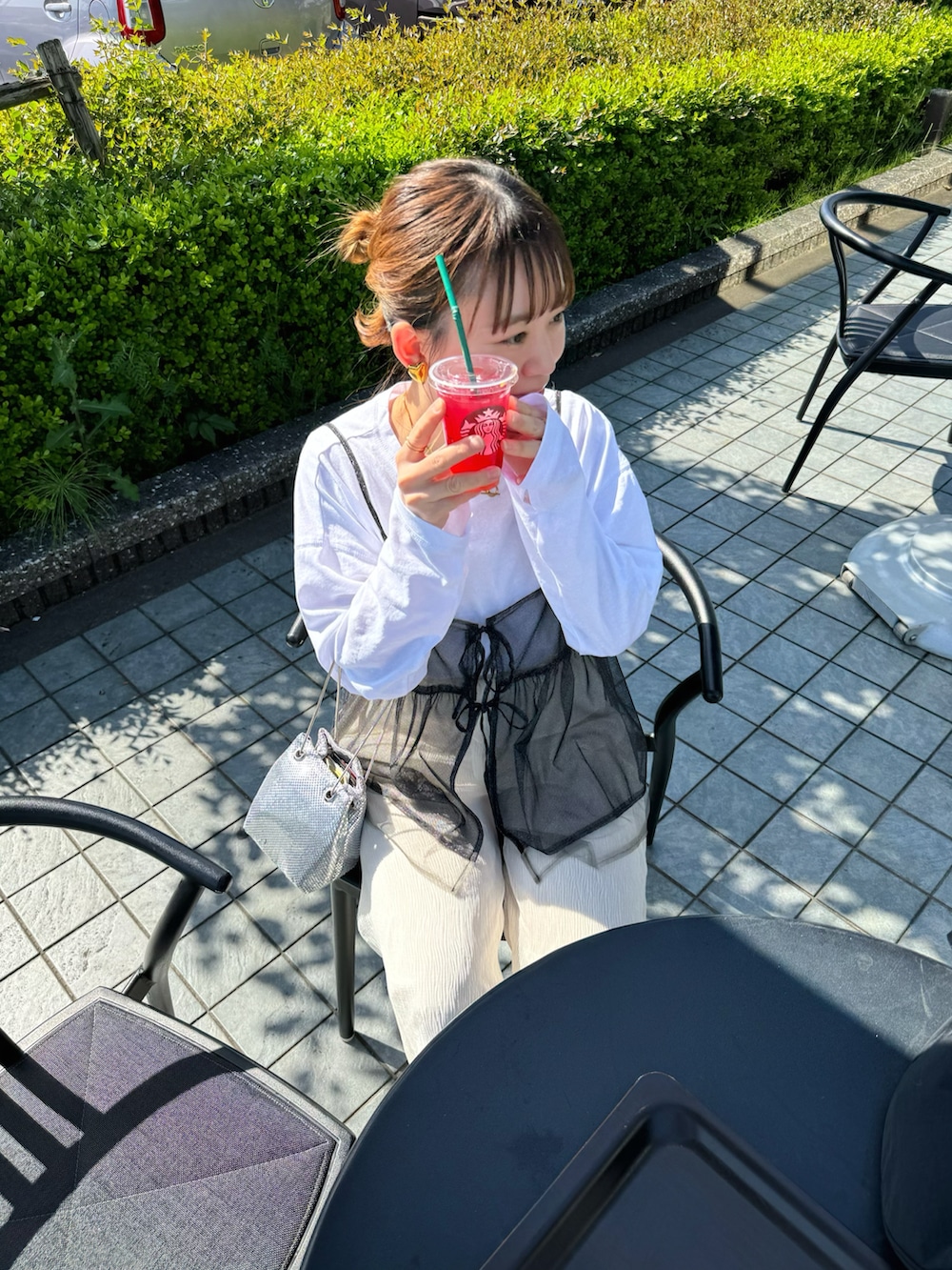 ホワイト系のその他パンツ、ホワイト系のTシャツ/カットソー、ブラック系のキャミソールを着用したレディースの春コーディネートの2枚目の写真