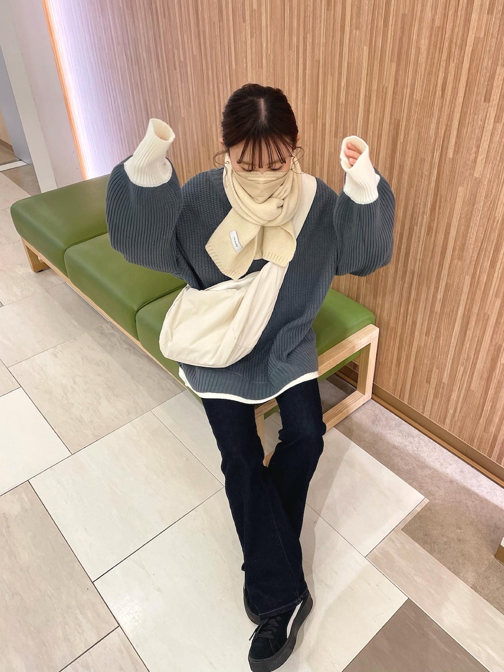 「マフラーぐるぐる、ニット、GU、ショルダーバッグ、スニーカー、冬コーデ、ビッグシルエット、私の推しブランド、シンプルコーデ、レイヤードスタイル、GRL、ブルー、ボリューム袖、パンツスタイル、カジュアルコーデ」｜「Javaの《JaVaジャバ コラボ》ゆるニットであざと感。重ね着風ローゲージオーバーサイズニット（ニット/セーター、ブルー系）」を使った、chicchimoさん（骨格ナチュラル・レディース・152cm）の冬コーディネートの4枚目の写真