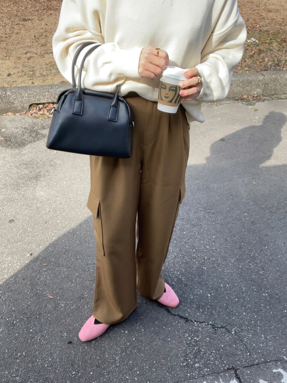 「ピンク、シンプルコーデ、プチプラ、バレエシューズ、ベージュ、ボリューム袖、春コーデ、ハンドバッグ、ビッグシルエット、休日スタイル、きれいめカジュアル、パンプス、淡色コーデ、パンツコーデ、ワントーンコーデ」｜「feepurのツータックワイドカーゴパンツ（カーゴパンツ、グリーン系）」を使った、chicchimoさん（骨格ナチュラル・レディース・152cm）の春コーディネートの3枚目の写真
