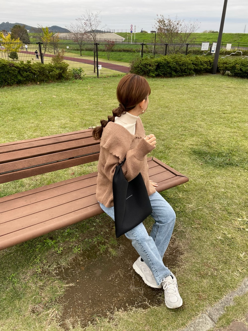 ブラウン系のニット/セーター、ホワイト系のニット/セーター、ブルー系のデニムパンツを着用したレディースの秋コーディネートの5枚目の写真