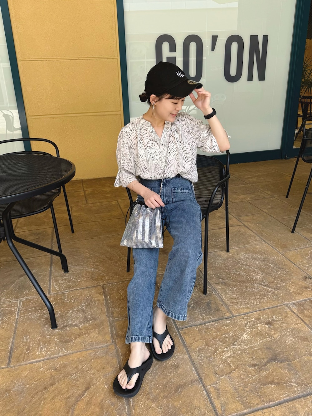ホワイト系のシャツ/ブラウス、ブルー系のデニムパンツ、シルバー系のショルダーバッグを着用したレディースの夏コーディネートの3枚目の写真