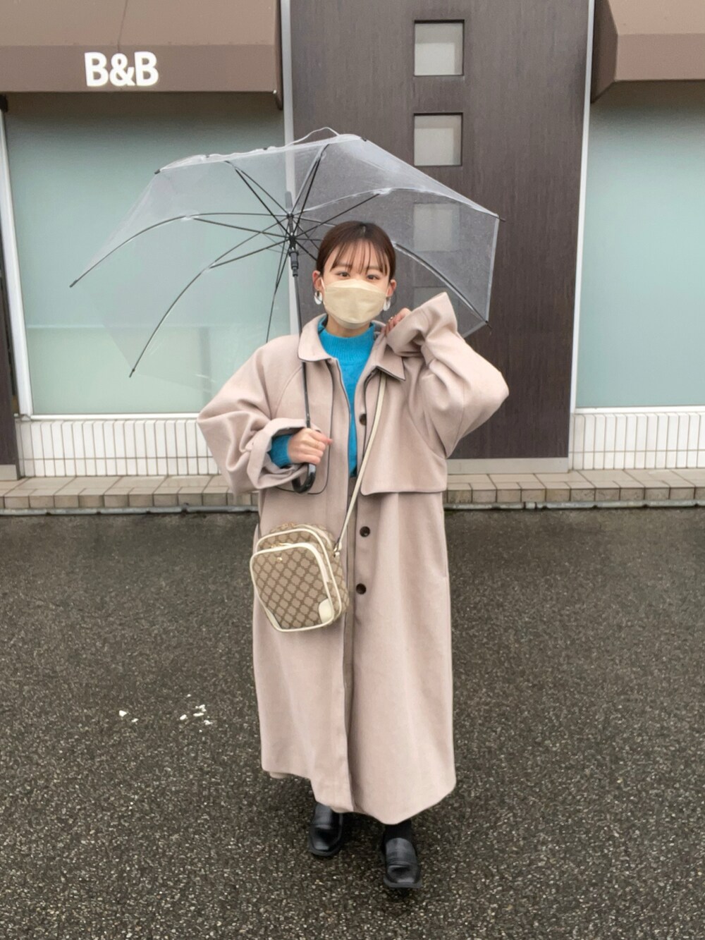 ベージュ系のショルダーバッグ、ブルー系のトップス、ベージュ系のジャケット/アウターを着用したレディースの冬コーディネートの4枚目の写真