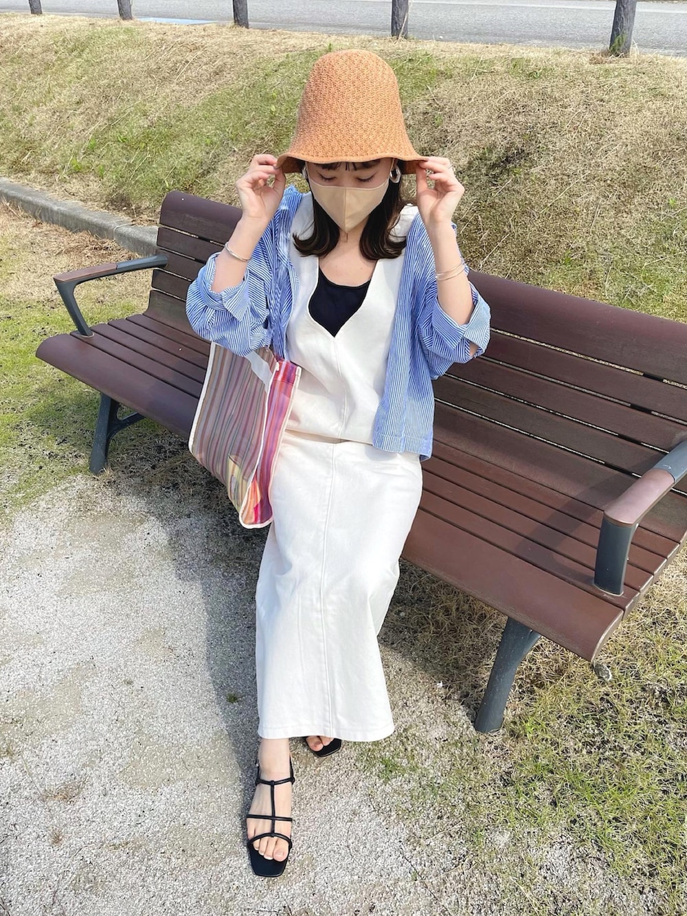 ブルー系のシャツ/ブラウス、ホワイト系のジャンパースカート、ホワイト系のトートバッグを着用したレディースの夏コーディネートの2枚目の写真