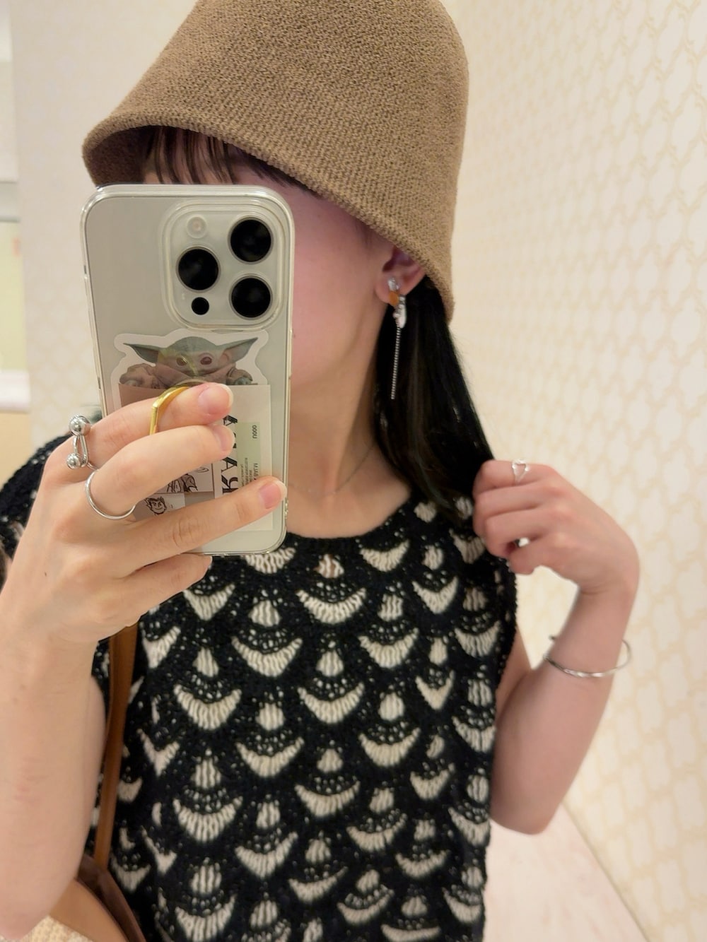 その他のその他トップス、ホワイト系のワンピース、ベージュ系のトートバッグを着用したレディースの夏コーディネートの3枚目の写真